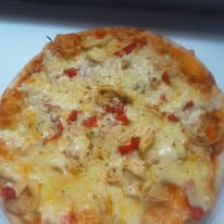 Chicken pizza with red peppers